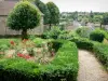 Saint-Benoît-du-Sault - Jardin fleuri avec vue sur les maisons de la commune