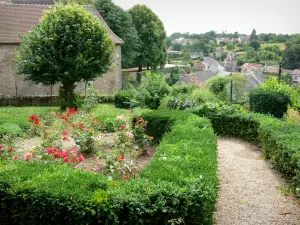 Saint-Benoît-du-Sault - Flowery garden overlooking the houses of the town