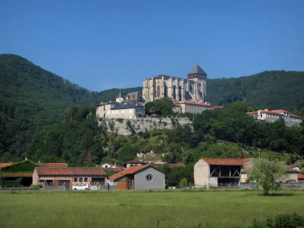 Saint-Bertrand-de-Comminges - Sainte-Marie cathedral, houses of the village and the Comminges hills