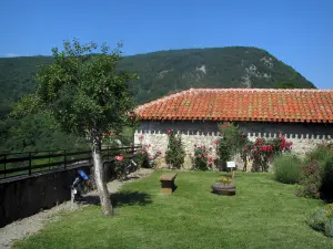 Saint-Bertrand-de-Comminges - Azulejos y el jardín del claustro de la Catedral de Santa María, la colina de Comminges