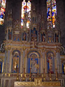 Saint-Bertrand-de-Comminges - Inside of the Sainte-Marie cathedral: altarpiece and stained glass windows
