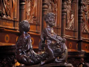 Saint-Bertrand-de-Comminges - Interior de la Catedral de Santa María: esculturas (madera) y la sillería del coro de los canónigos