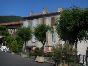 Saint-Bertrand-de-Comminges - Bäume, Sträucher und Häuser des Dorfes