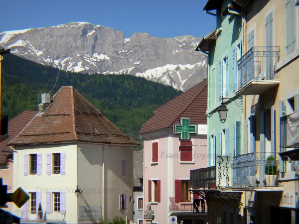 Saint-Bonnet-en-Champsaur - Casas de la ciudad medieval con vistas a la montaña, en Champsaur