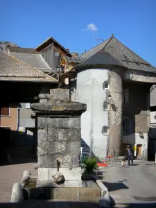 Saint-Bonnet-en-Champsaur - Well and tower of the Grenette square