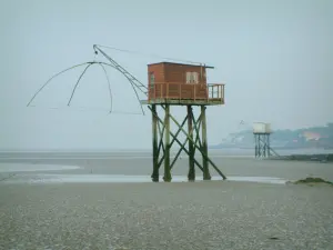 Saint-Brevin-les-Pins - Fishermen's huts built on stilts at ebb tide