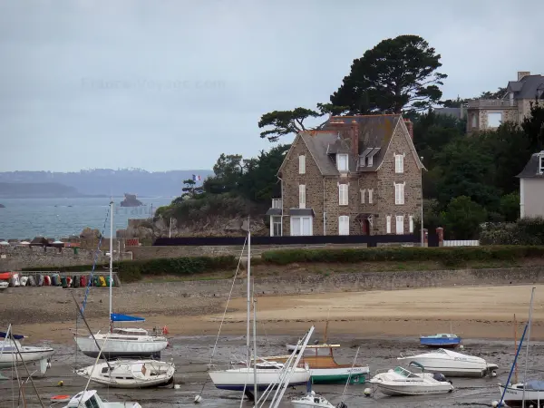 Saint-Briac-sur-Mer - Badeort der Smaragdküste: Villen, Strand und Jachthafen mit seinen
Booten und Segelschiffen bei Ebbe