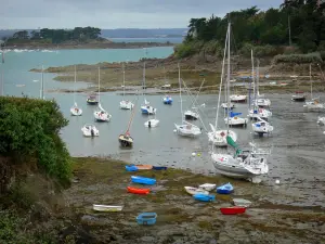 Saint-Briac-sur-Mer - Resort en la Costa Esmeralda: barcos de vela y de la marina durante la marea baja, costas rocosas y