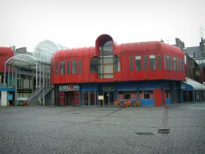 Saint-Brieuc - Piazza lastricata con un rosso moderno