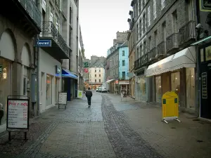 Saint-Brieuc - Strada lastricata fiancheggiata da case e negozi