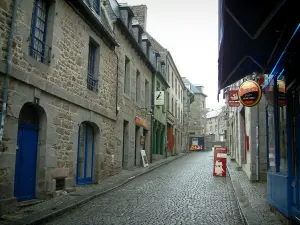 Saint-Brieuc - Strada lastricata fiancheggiata da case in pietra e ristoranti