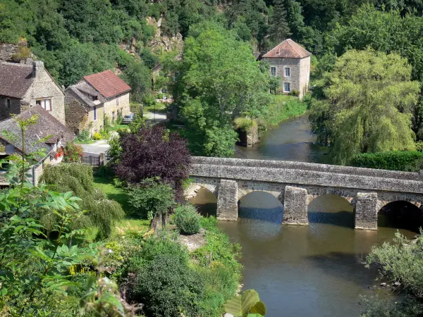 Saint-Céneri-le-Gérei - Puente sobre el río Sarthe, casas de pueblo y árboles a la orilla del agua; Mancelles en los Alpes, en el Parc Naturel Regional de Normandie-Maine