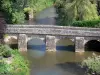 Saint-Céneri-le-Gérei - Puente sobre el río Sarthe, en el Parque Regional Natural Normandía-Maine