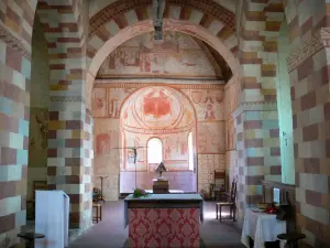 Saint-Céneri-le-Gérei - Dentro de la iglesia románica de Saint-Ceneri y frescos (murales)