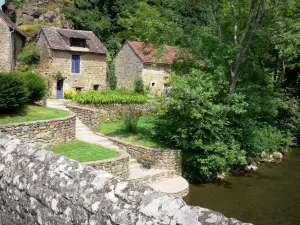 Saint-Céneri-le-Gérei - Stone houses and trees along the River Sarthe