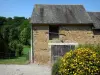 Saint-Céneri-le-Gérei - Stone barn and blooming shrub