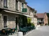 Saint-Céneri-le-Gérei - Terrasse eines Wirtshauses und Dorfhäuser