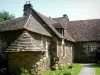 Saint-Céneri-le-Gérei - Casa de piedra decorada con flores