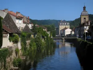 Saint-Céré - River (The Jam), puente, casas a lo largo del agua, la base y la iglesia, en Quercy