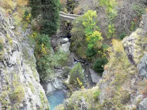 Saint-Christophe-en-Oisans - Oisans - Ecrins Massiv (Gemeinde des Nationalparks Ecrins) - Tal des Vénéon: Blick auf die Brücke Diable