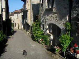 Saint-Cirq-Lapopie - Rue et maisons du village, dans la vallée du Lot, en Quercy