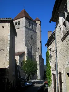 Saint-Cirq-Lapopie - Chiesa e case nel villaggio nella valle del Lot nel Quercy