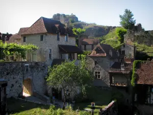 Saint-Cirq-Lapopie - Maisons en pierre du village et rocher de Lapopie, dans la vallée du Lot, en Quercy