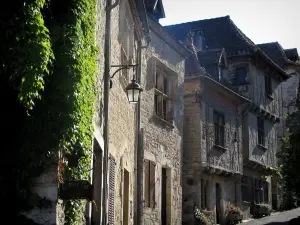 Saint-Cirq-Lapopie - Facades of houses in the village, in the Lot valley, in the Quercy