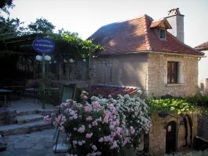Saint-Cirq-Lapopie - Roses, terrasse de restaurant et maison du village, dans la vallée du Lot, en Quercy