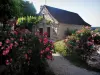 Saint-Cirq-Lapopie - Arbusti da fiore e la casa d'estate nella valle del Lot nel Quercy