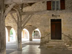 Saint-Clar - Rathausfassade und Holzpfeiler der Halle