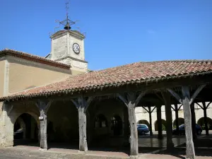 Saint-Clar - Holzhalle und Glockentürmchen des Rathauses