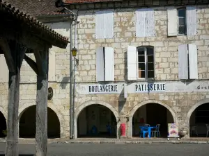 Saint-Clar - Holzpfeiler der Halle und Arkadenhäuser des Rathausplatzes (Platz Garlande, Platz mit Arkaden)