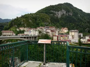 Saint-Claude - Mirador con vistas al Grand Pont, casas y edificios en la ciudad y la montaña en el Parque Natural Regional del Haut-Jura