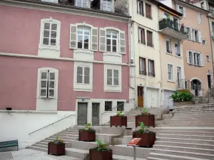 Saint-Claude - Façades de maisons, escaliers et bacs de fleurs