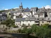 Saint-Côme-d'Olt - Lot-Tal: Häuser des Dorfes am Ufer des Flusses Lot, und gedrehte Kirchturmspitze der Kirche Saint-Côme