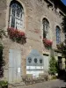 Saint-Côme-d'Olt - Denkmal der drei Brüder von Curières de Castelnau und mit Blumen geschmückte Fassade des Rathauses von Saint-Côme-d'Olt