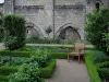 Saint-Cosme priory - Wooden chair and flowerbeds