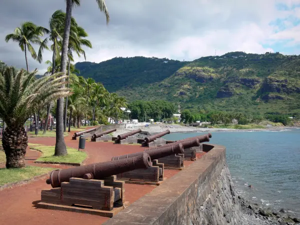 Saint-Denis - Walk along the Indian Ocean, on the side of the Barachois canons