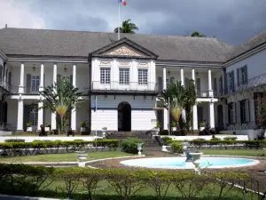 Saint-Denis - Hôtel de la Prefecture mansion and its garden