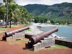 Saint-Denis - Walk along the Barachois canons overlooking the Indian Ocean