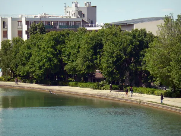 Saint-Denis-Kanal - Blick auf den Kanal und seine von Bäumen gesäumte Umgebung