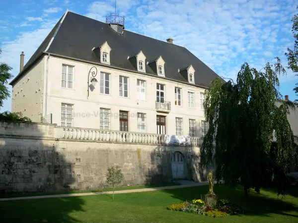 Saint-Dizier - Stadtmuseum (ehemaliges Herrschaftshaus) überragend die Grünanlage Winston Churchill