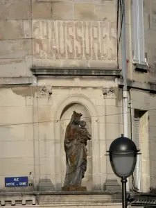 Saint-Dizier - Statue de la Vierge à l'Enfant rue Notre-Dame, lampadaire et vieille enseigne