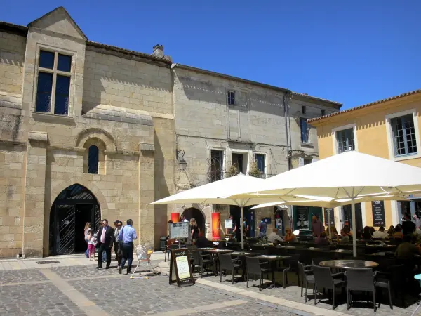 Saint-Émilion - Caffetteria con terrazza e facciate della città medievale