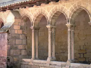 Saint-Émilion - Arcate del chiostro della chiesa collegiata