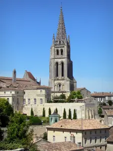 Saint-Émilion - Monolith campanile della chiesa e le facciate della città medievale