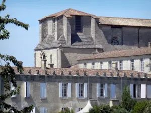 Saint-Émilion - Chiesa Collegiata e le facciate del borgo