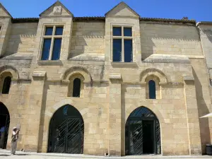 Saint-Émilion - Davanti alla Saint-Émilion dell'ufficio turistico