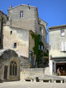 Saint-Émilion - Finestra gotica della chiesa monolitica e facciate delle case della città medievale